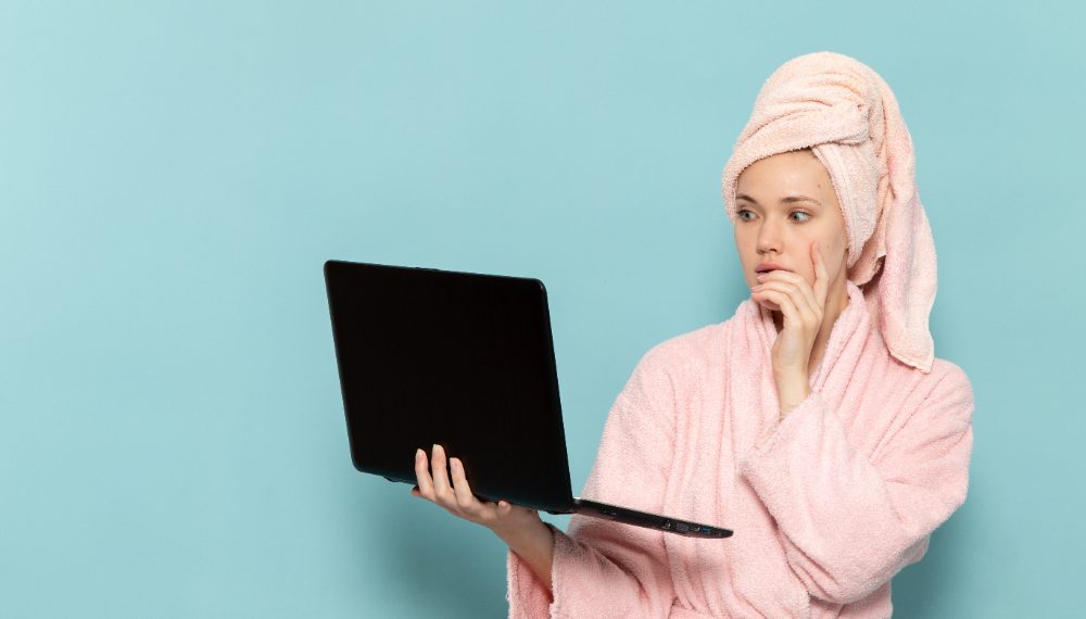 Uzun Süre Bilgisayar Karşısında Çalışmanın Cilde Etkileri ve Korunma Yolları