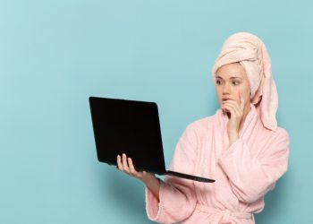 Uzun Süre Bilgisayar Karşısında Çalışmanın Cilde Etkileri ve Korunma Yolları