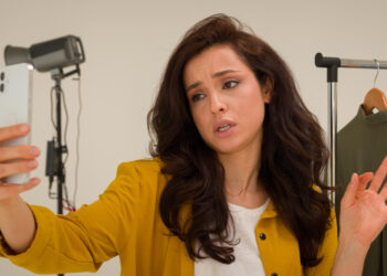 Fotoğraf Fobisi: Neden Aynadaki Halimizi Daha Çok Seviyoruz?