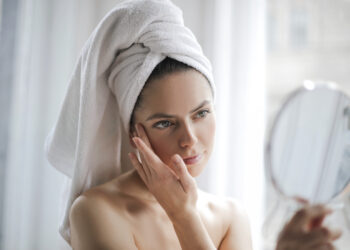 Sabahları Neden Yüzümüz Yağ İçinde Uyanıyoruz?