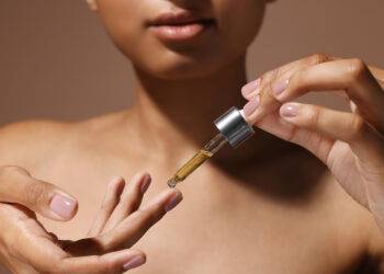 Kışın Yüz Yağı mı Yoksa Hyaluronik Asit Serumu mu Daha İyi?