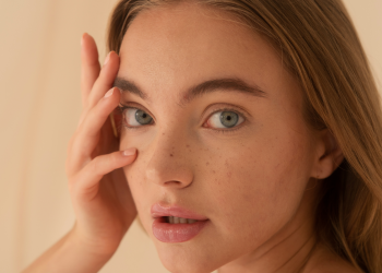 Işıltılı ve Sağlıklı Cilt İçin 3 Güçlü Takviye: Bromelain, Üzüm Çekirdeği Ekstresi, Keten Tohumu Yağı