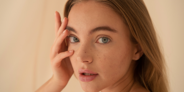 Işıltılı ve Sağlıklı Cilt İçin 3 Güçlü Takviye: Bromelain, Üzüm Çekirdeği Ekstresi, Keten Tohumu Yağı