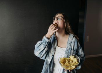 Duygusal Açlık ile Gerçek Açlık Farkı: Neden Sürekli Atıştırmak İstiyoruz?