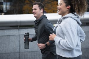 Xtenergy, doğal içerikleri sayesinde kafeinsiz olmasına rağmen B vitaminleri, koenzim Q10, ginseng, guarana ekstresi ve ginkgo biloba gibi bitkisel özlerle hem zihinsel hem fiziksel enerjiyi dengede tutmaya yardımcı olan etkili bir takviyedir.