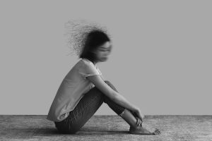 Depresyon belirtileri göz ardı edildiğinde, hem ruhsal hem de fiziksel sağlığı olumsuz etkileyebilir. Sosyal ilişkiler zayıflar, günlük yaşam aksar. Bu nedenle erken fark etmek ve ciddiye almak çok önemlidir.