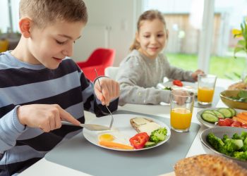 Okul Döneminde Kan Şekeri Dengesi: Kahvaltı ve Ara Öğün Örnekleri Nasıl Olmalı?