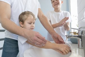 Sabun kullanarak ellerinizi düzenli yıkamak, okul döneminde enfeksiyonlardan korunma desteği sağlar.