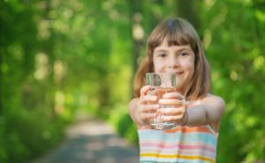 okul çağında su tüketimi, yalnızca fiziksel sağlık için değil; aynı zamanda akademik başarı ve yaşam kalitesi için de önemlidir.