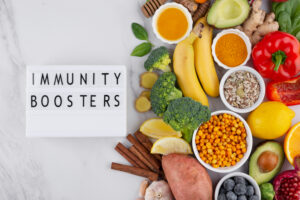 Sebze, meyve, tam tahıllar ve protein yönünden zengin bir beslenme bağışıklık sisteminin temelini oluşturur. Özellikle C vitamini, D vitamini ve çinko gibi mikro besinler, bağışıklığı destekleyerek üst solunum yolu enfeksiyonlarına karşı korunmada önemli rol oynar.