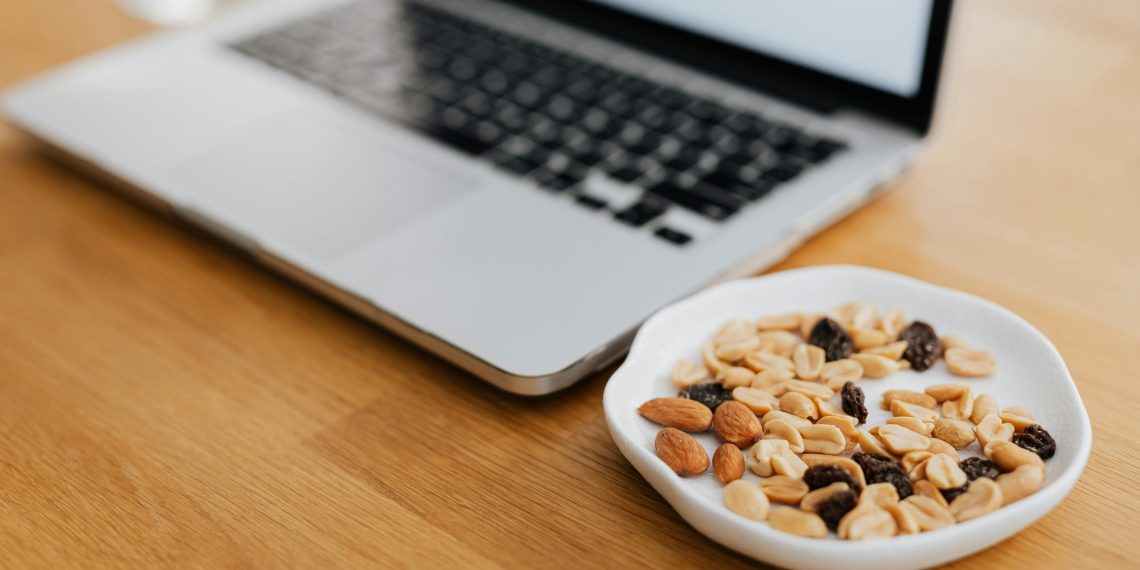 Ofis Hayatında Sindirim Dostu Atıştırmalıklar: Gün Boyu Hafif ve Enerjik Kalın