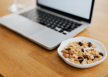 Ofis Hayatında Sindirim Dostu Atıştırmalıklar: Gün Boyu Hafif ve Enerjik Kalın