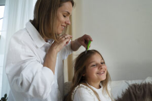 Çocuklarda bit sorununa engel olmak için düzenli saç kontrolleri yapılmalıdır.