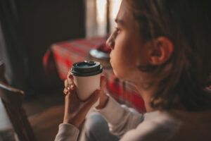 Ergenlikte Kafein Tüketimi :Kafein, alışkanlık yapıcı bir maddedir. Sürekli tüketim; bırakıldığında baş ağrısı, yorgunluk ve sinirlilik gibi yoksunluk belirtilerine sebep olur.