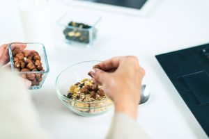Ofis hayatında sindirim dostu atıştırmalıklar, lif, probiyotik ve sağlıklı yağ içerikleri sayesinde hem daha uzun süre tok tutar hem de sindirim sistemini yormaz. Böylece zihinsel performans artar, öğleden sonra gelen “enerji çöküşü” büyük ölçüde önlenebilir.