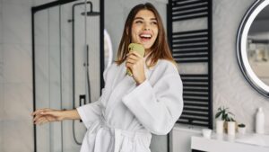 Safrinside içeren ürünler, Eylülde güzellik ve zihin dengesini korumaya yardımcı olabilir; özellikle stresli dönemlerde veya PMS sürecinde duygu durumunu dengeleyici bir rol üstlenir.