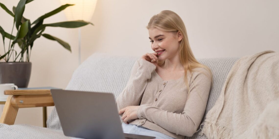 Cambridge Sözlüğü'nün Şampiyonu "Parasocial" Nedir ve 2025'te Hayatımızı Nasıl Değiştiriyor?