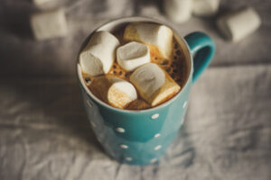 Ev Yapımı Sıcak Çikolata Tarifi: Kış Akşamlarının En Tatlı Sırrı