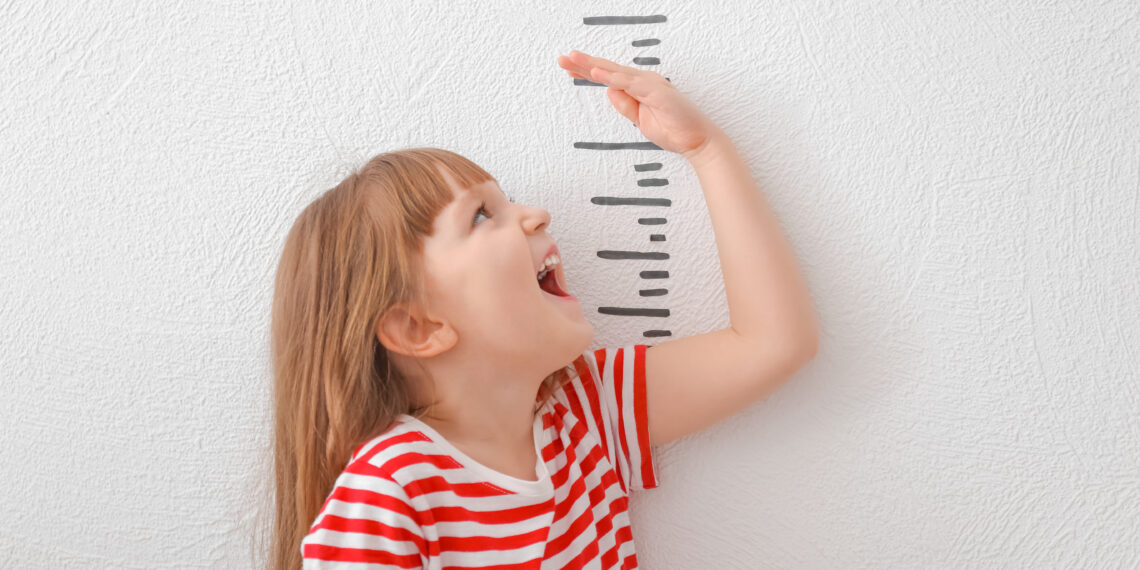 Çocuğunuz Neden Kısa Kalıyor? Boy Kısalığının Genetik Olmayan 7 Şaşırtıcı Nedeni ve Kritik Büyüme Saatleri!