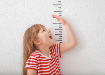 Çocuğunuz Neden Kısa Kalıyor? Boy Kısalığının Genetik Olmayan 7 Şaşırtıcı Nedeni ve Kritik Büyüme Saatleri!