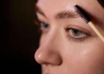 Kaş Jeli Kullanmayı Bırakmalı mıyız? Kaş Sağlığınız İçin Bilmeniz Gereken Her Şey!