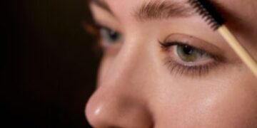 Kaş Jeli Kullanmayı Bırakmalı mıyız? Kaş Sağlığınız İçin Bilmeniz Gereken Her Şey!