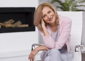 Menopoz Döneminde Baş Ağrıları Neden Artar ve Hormonlar Bu Durumu Nasıl Etkiler?