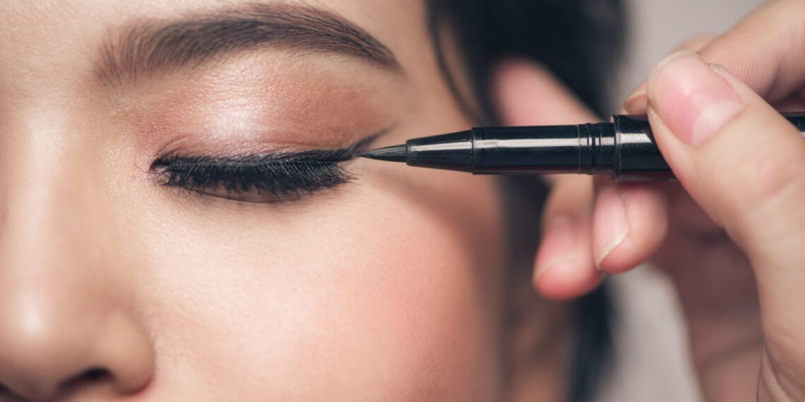 Mükemmel Eyeliner Çekme Teknikleri: Adım Adım Rehber ve İpuçları