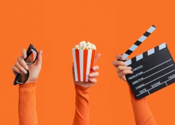 Ustalık ve Absürdün Buluşması: Haluk Bilginer ve Feyyaz Yiğit'in 'Yan Yana' Filmi İncelemesi