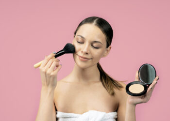 Makyaj Pudrası Ne İşe Yarar? Pürüzsüz ve Kalıcı Makyajın Sırrı