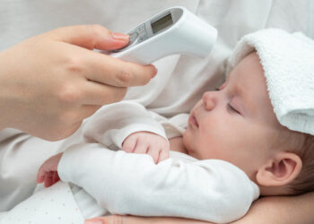 Panik Yok: Bebeklerde Ateş Düşürmenin 5 Altın Kuralı