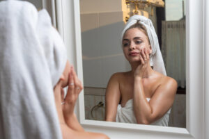 Sabahları Neden Yüzümüz Yağ İçinde Uyanıyoruz?