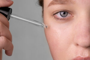 Kışın Yüz Yağı mı Yoksa Hyaluronik Asit Serumu mu Daha İyi?